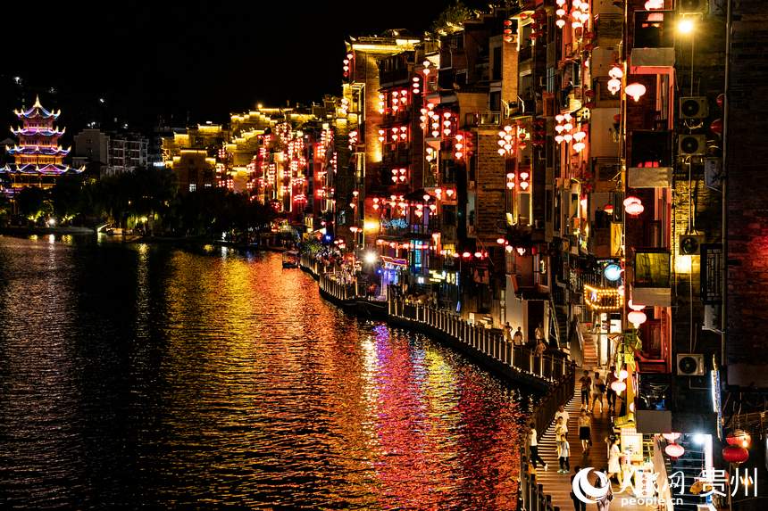 華燈初上，鎮遠古城兩岸燈火通明。人民網 陽茜攝