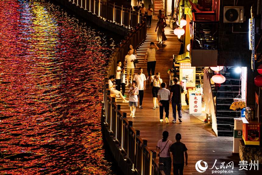 華燈初上，鎮遠古城兩岸燈火通明。人民網 陽茜攝