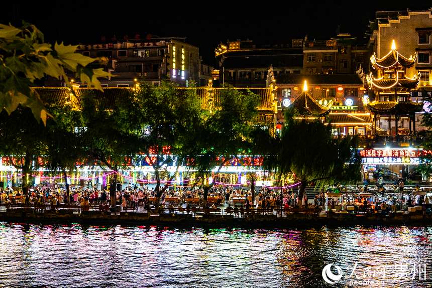 鎮遠古城迎來了暑期旅游的小高峰。人民網 陽茜攝