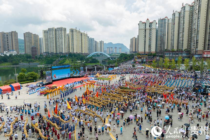 航拍2023德江癸卯年六月六“水龍節(jié)”開幕現(xiàn)場。人民網(wǎng)記者 涂敏攝