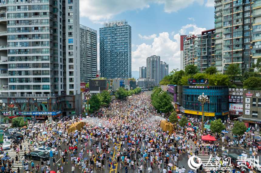 航拍2023德江癸卯年六月六“水龍節(jié)”現(xiàn)場。人民網(wǎng)記者 涂敏攝