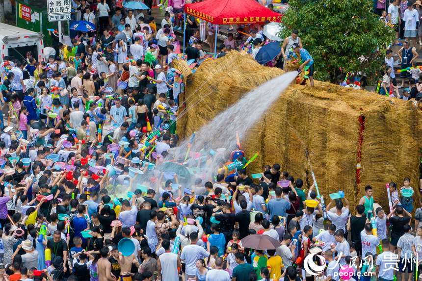 2023德江癸卯年六月六“水龍節”現場，市民噴水祈福。人民網記者 涂敏攝