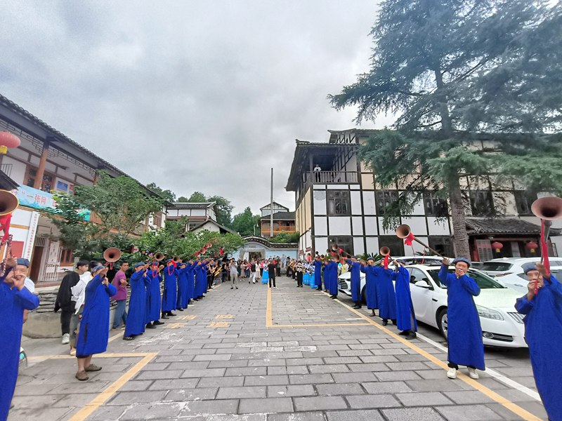 1、布依長號迎賓。偏坡布依族鄉人民政府