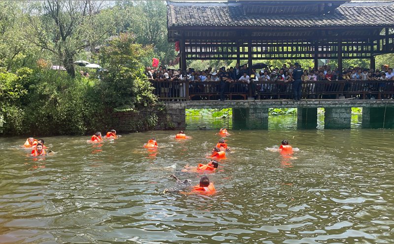 4、田間趣味“搶鴨子”。偏坡布依族鄉人民政府