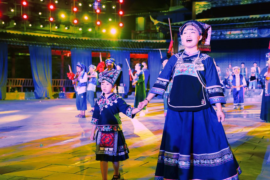 布依語版《我和我的祖國》合唱節目。都勻市委宣傳部供圖