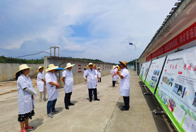 參會嘉賓在黔西市一企業考察。活動組委會供圖