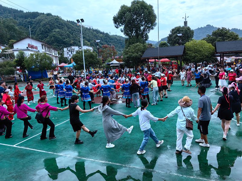 游客在黃絲村感受“六月六”民俗活動。李正芳攝