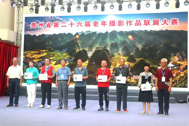 圖為為聯展大賽獲獎人員頒發榮譽證書。