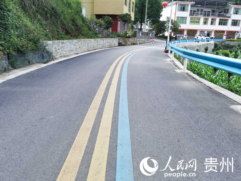 干凈整潔的村莊道路。人民網 王秀芳攝