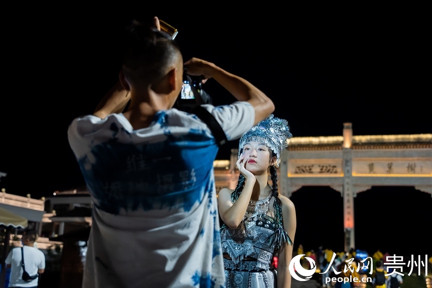 游客在黃果樹景區打卡拍照。人民網記者 涂敏攝