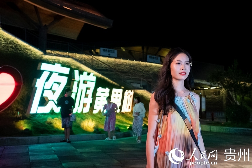 游客在黃果樹景區打卡拍照。人民網記者 涂敏攝