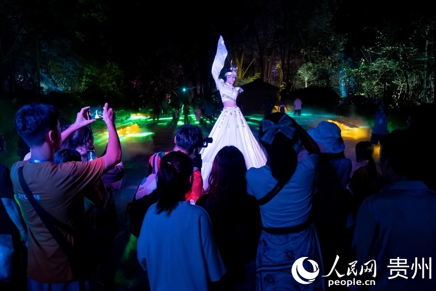 游客游覽黃果樹景區夜景。人民網記者 涂敏攝
