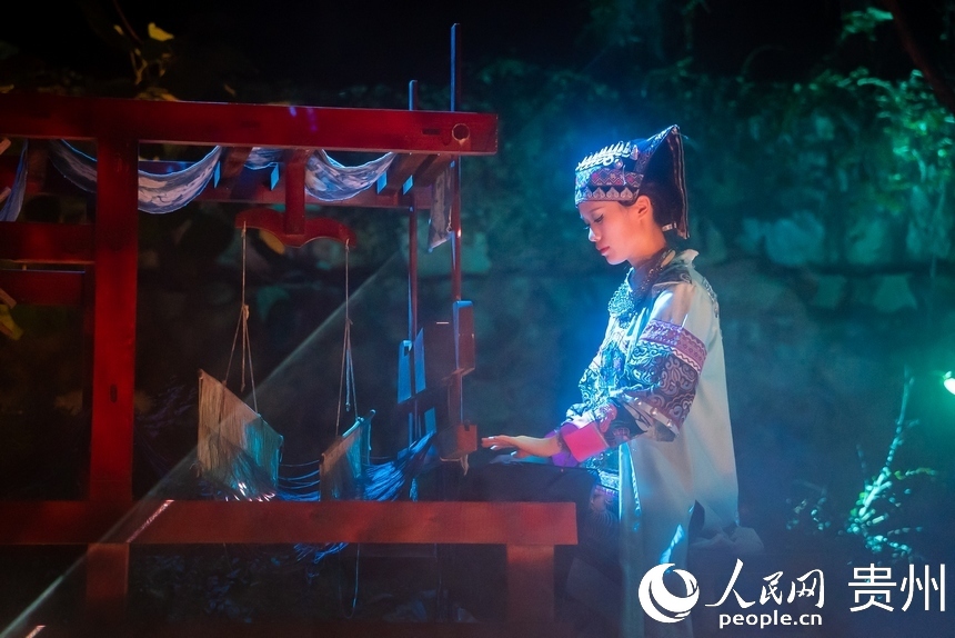 黃果樹景區內進行的民俗文化表演。人民網記者 涂敏攝
