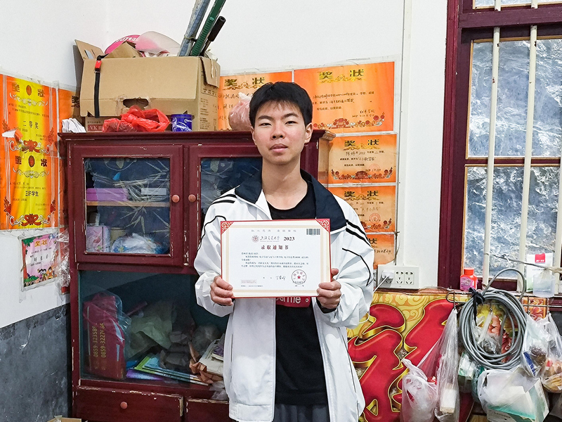 拿到錄取通知書的陳濤。受訪者供圖