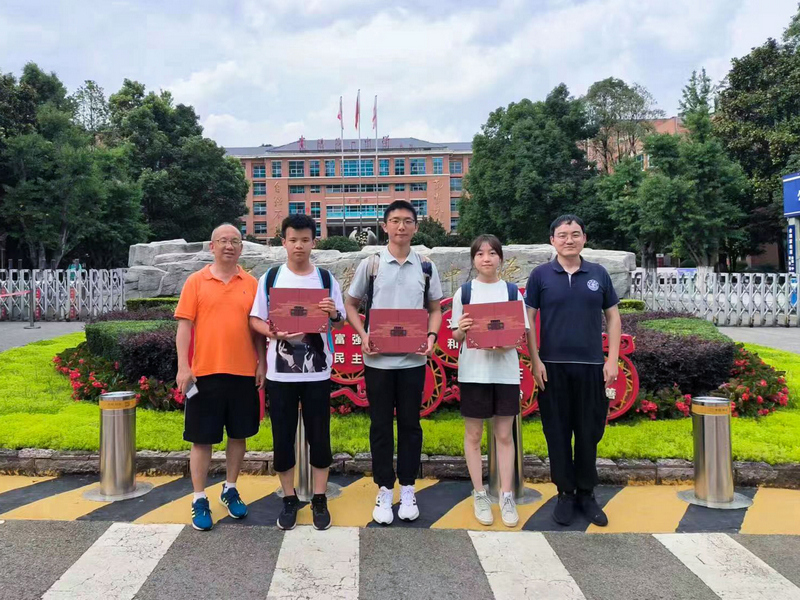 貴陽一中3名同學與上海交大老師合影。受訪者供圖