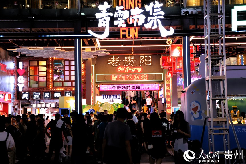 青云市集人流涌動。人民網 顧蘭云攝