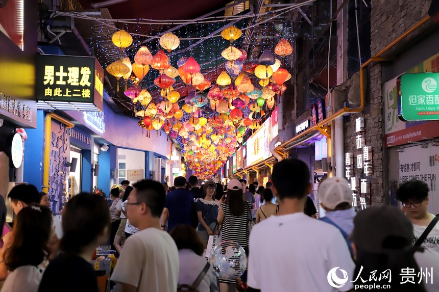 青云市集街巷內擠滿前來游玩的游客。人民網 顧蘭云攝