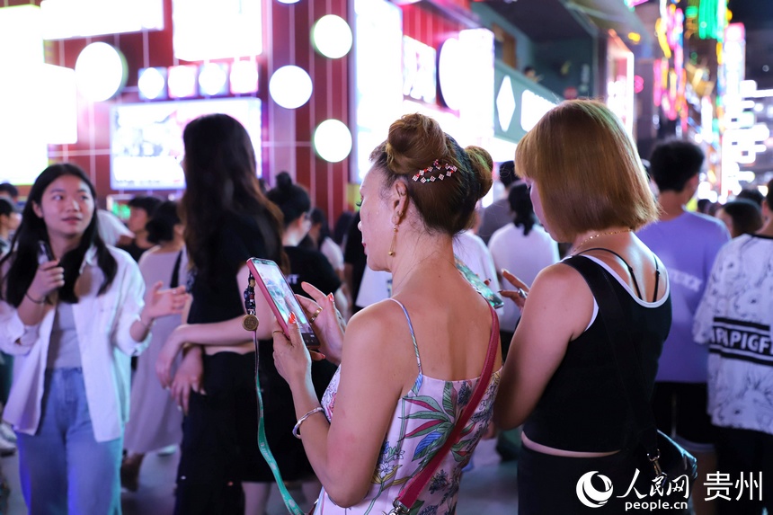 游客在青云市集拍照打卡。人民網 顧蘭云攝