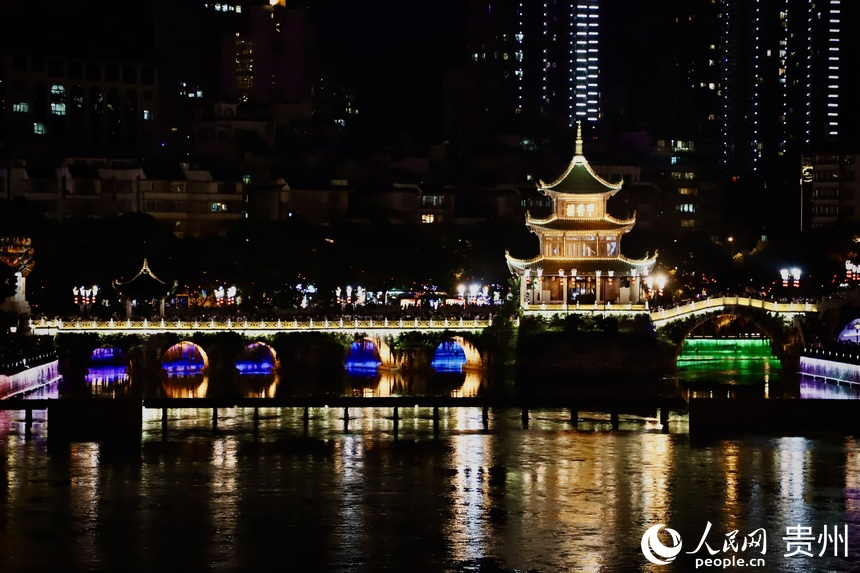 夜幕下的甲秀樓。人民網 顧蘭云攝