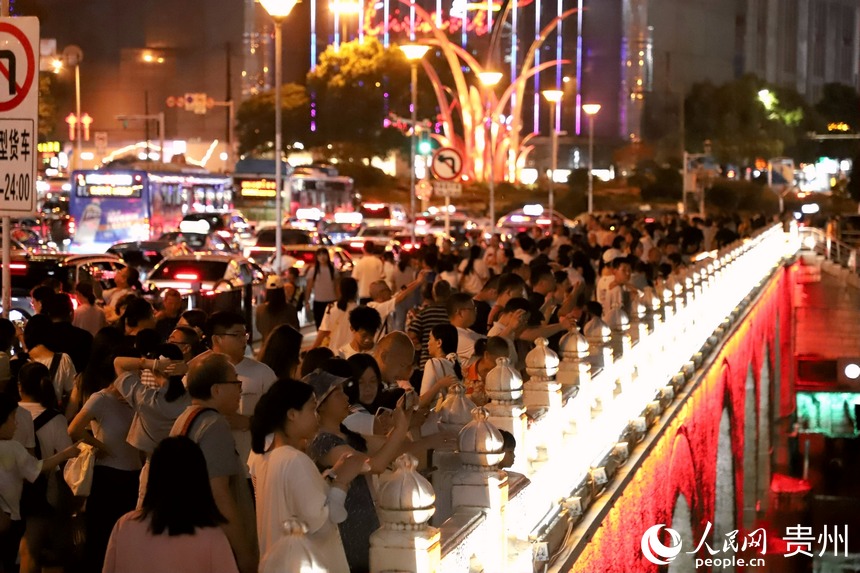 南明橋上觀賞甲秀樓游客絡繹不絕。人民網 顧蘭云攝