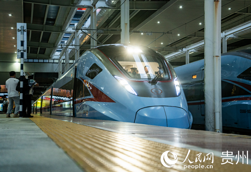 貴南高鐵貴荔段正式通車運營。人民網 陽茜攝