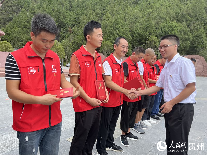 主辦方為黨員貨車司機頒發聘書。人民網 李麗萍攝