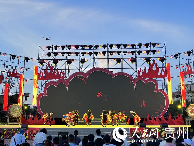 “火把節(jié)”狂歡夜活動現(xiàn)場。人民網(wǎng) 陳潔泉攝