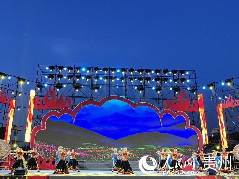 “火把節(jié)”狂歡夜活動現(xiàn)場。人民網(wǎng) 陳潔泉攝