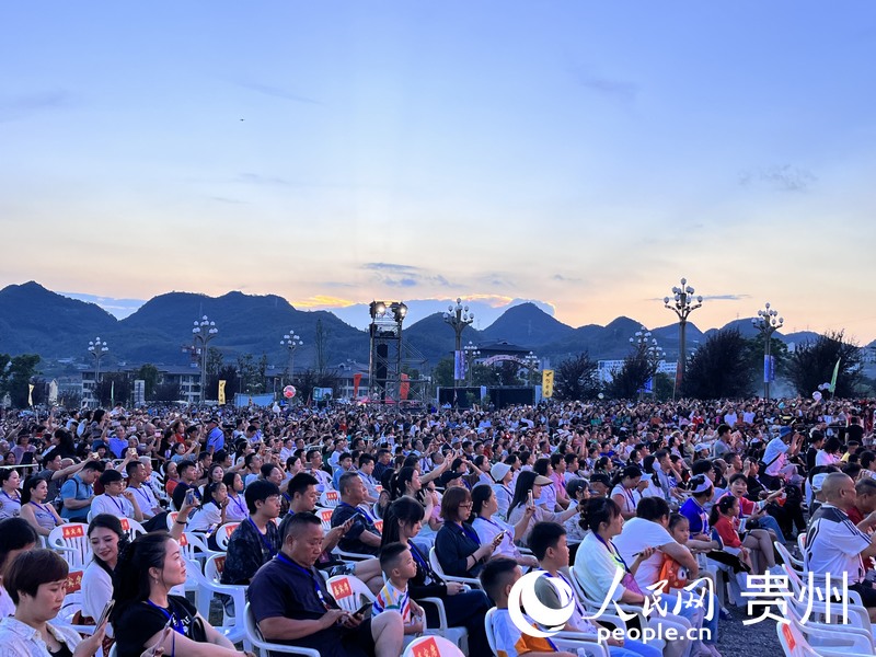 “火把節(jié)”狂歡夜活動現(xiàn)場。人民網(wǎng) 陳潔泉攝