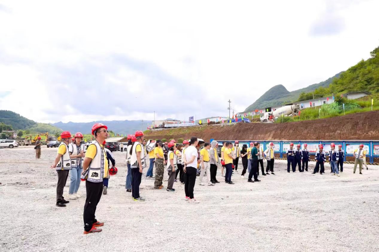 與會(huì)企業(yè)家參觀考察豬拱塘鉛鋅礦開采建設(shè)項(xiàng)目產(chǎn)業(yè)園區(qū)。