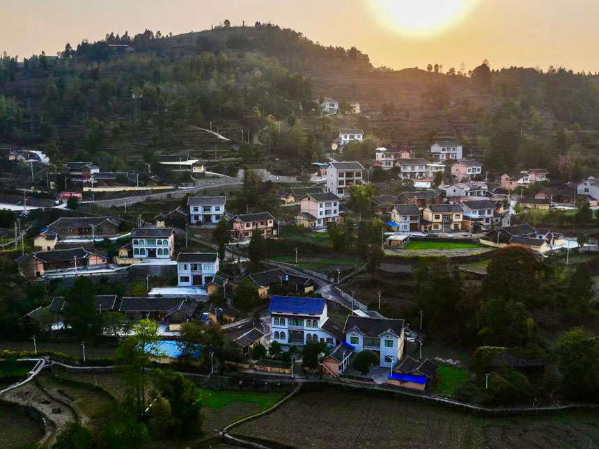 村舍坐落梯田間。中共大烏江鎮委員會供圖