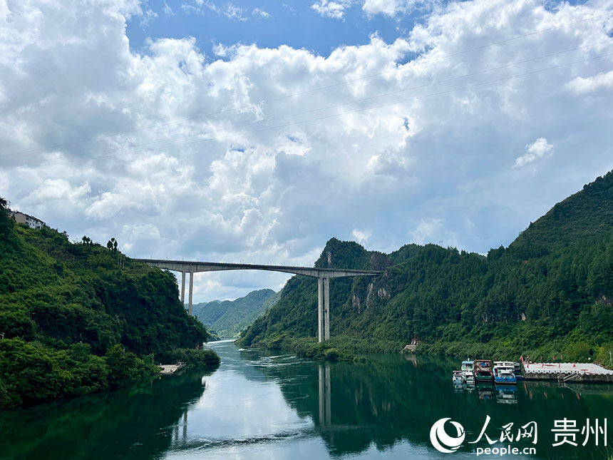 烏江沿岸。人民網 李麗萍攝