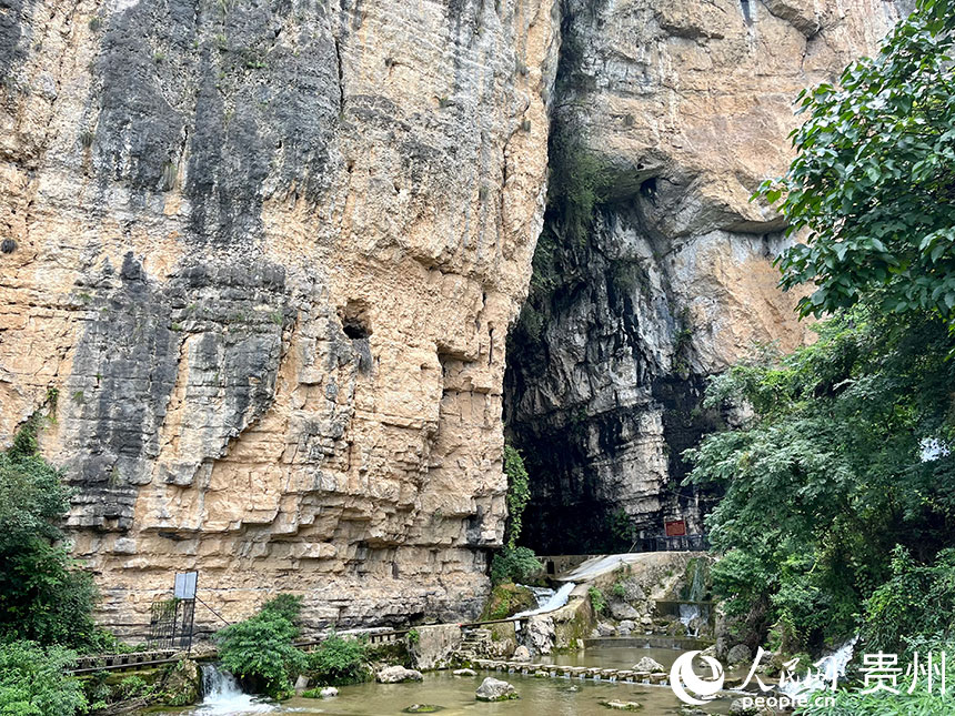 幽深的巖門大洞。。人民網 李麗萍攝