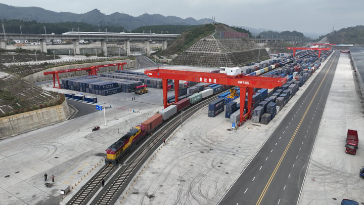 繁忙的貴陽國際陸港。貴陽綜保區供圖