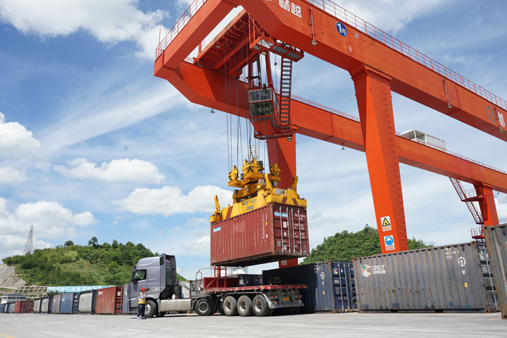 在貴陽國際陸港,正在作業的龍門吊。貴陽綜保區供圖
