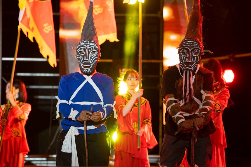 畢節(jié)市赫章縣阿西里西大草原火把節(jié)上精彩的民俗表演。羅大富攝