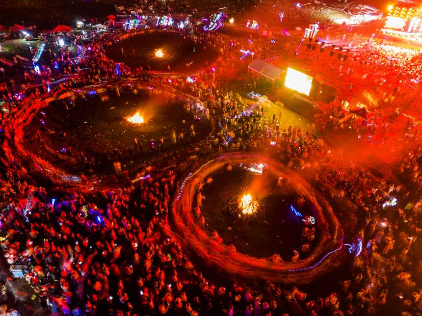 群眾在畢節市赫章縣阿西里西大草原歡度火把盛宴。羅大富攝