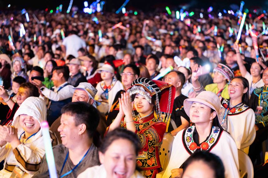 群眾在畢節市赫章縣阿西里西大草原火把節活動現場觀看表演。羅大富攝