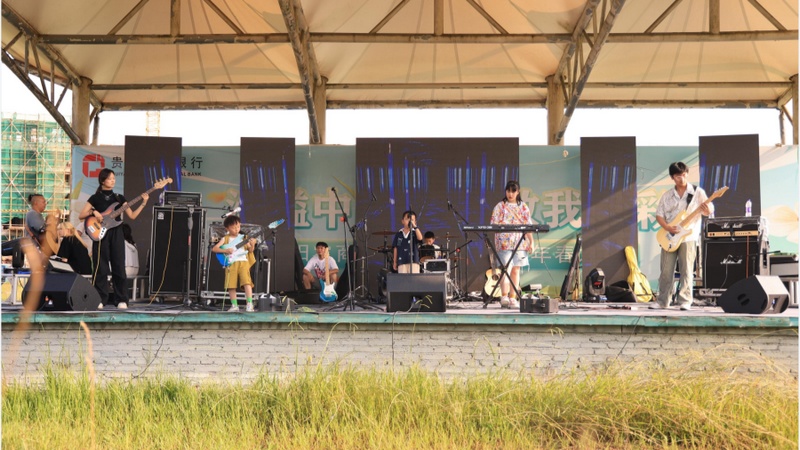 10組樂隊陸續登臺演出 畢音紅 攝.jpg