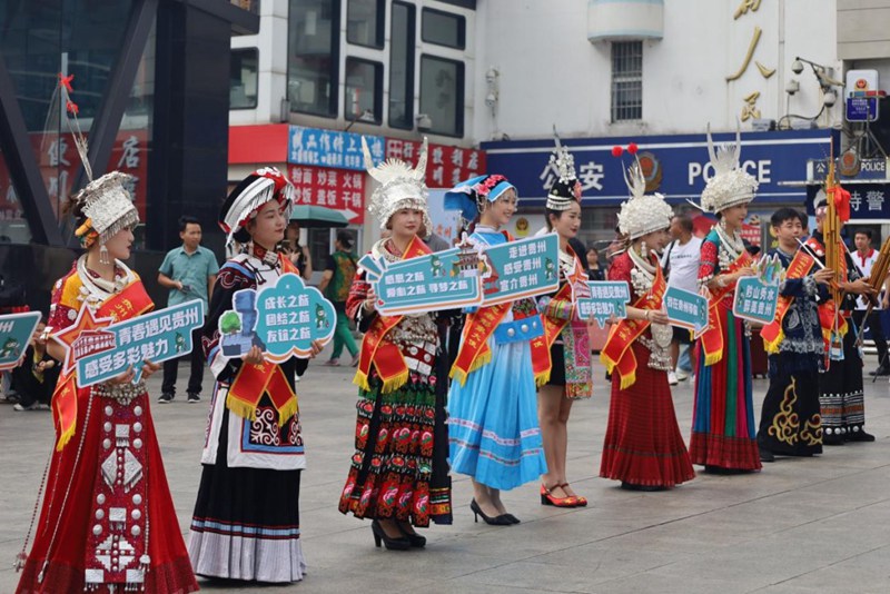 貴州“文明旅游大使”迎接遠道而來的游客。付吉昌攝