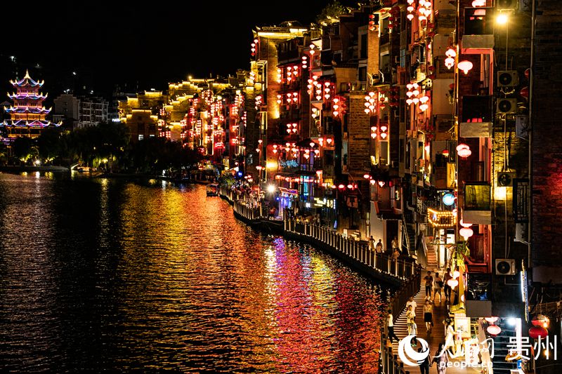 華燈初上,鎮遠古城兩岸燈火通明。人民網 陽茜攝