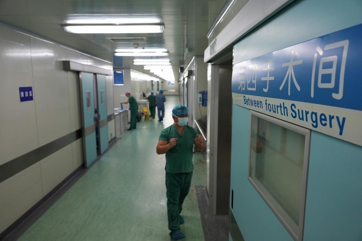 2方鴻完成手消毒,走進手術(shù)室準備為患者實施手術(shù)。