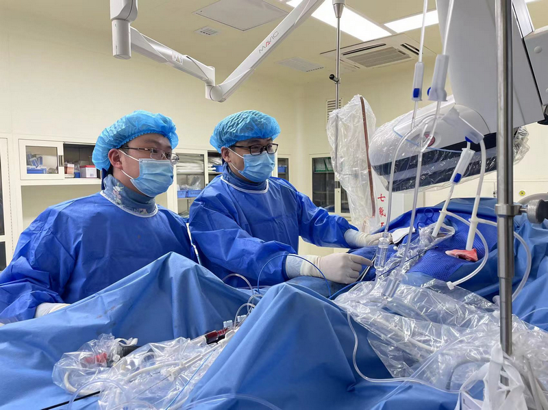 2.張善穩(wěn)(右)與醫(yī)療團隊為患者進行手術(shù)。受訪者供圖