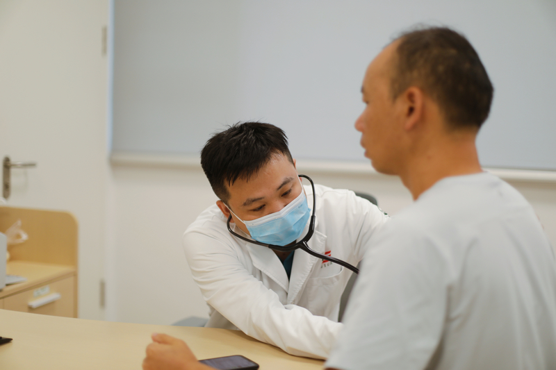 3.張善穩(wěn)在門診室為患者進行初步診斷。受訪者供圖