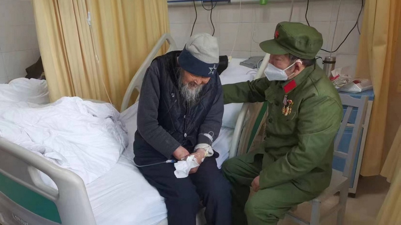 陳光蕊（右）到醫院探望生病退役老兵。