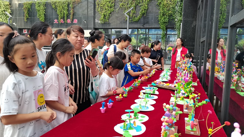 孩子們將所學到的跳舞、繪畫、手工作品、書法作品一一展示 伍維玉 攝.jpg