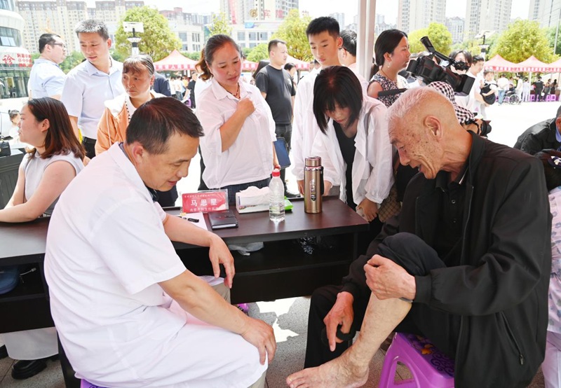 醫(yī)療隊為群眾義診巡診現(xiàn)場。曾浩洋攝