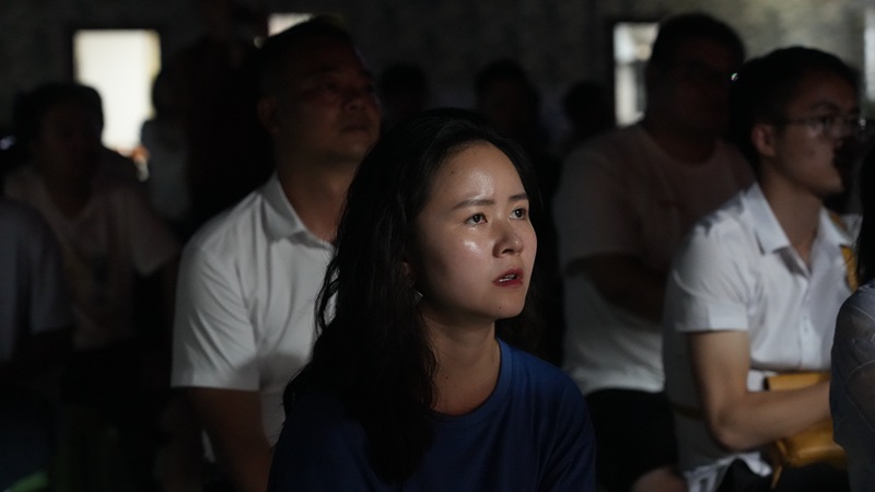 觀看文藝節(jié)目《天渠兒女》。