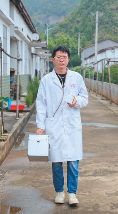 張小毛去村民家巡診。本報記者 吳 君攝