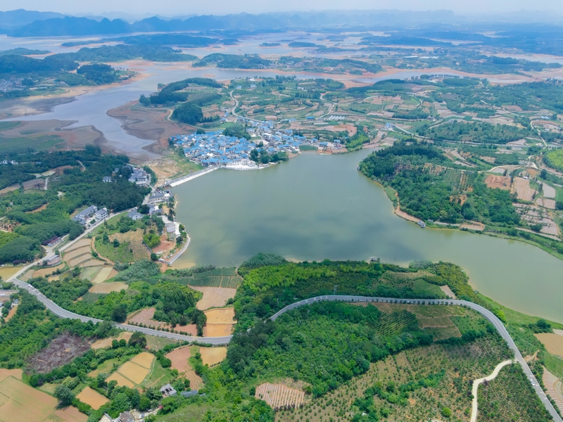 清鎮(zhèn)市虎山彝寨至琊隴壩生態(tài)宜居路(右二村)。貴陽公路管理局供圖